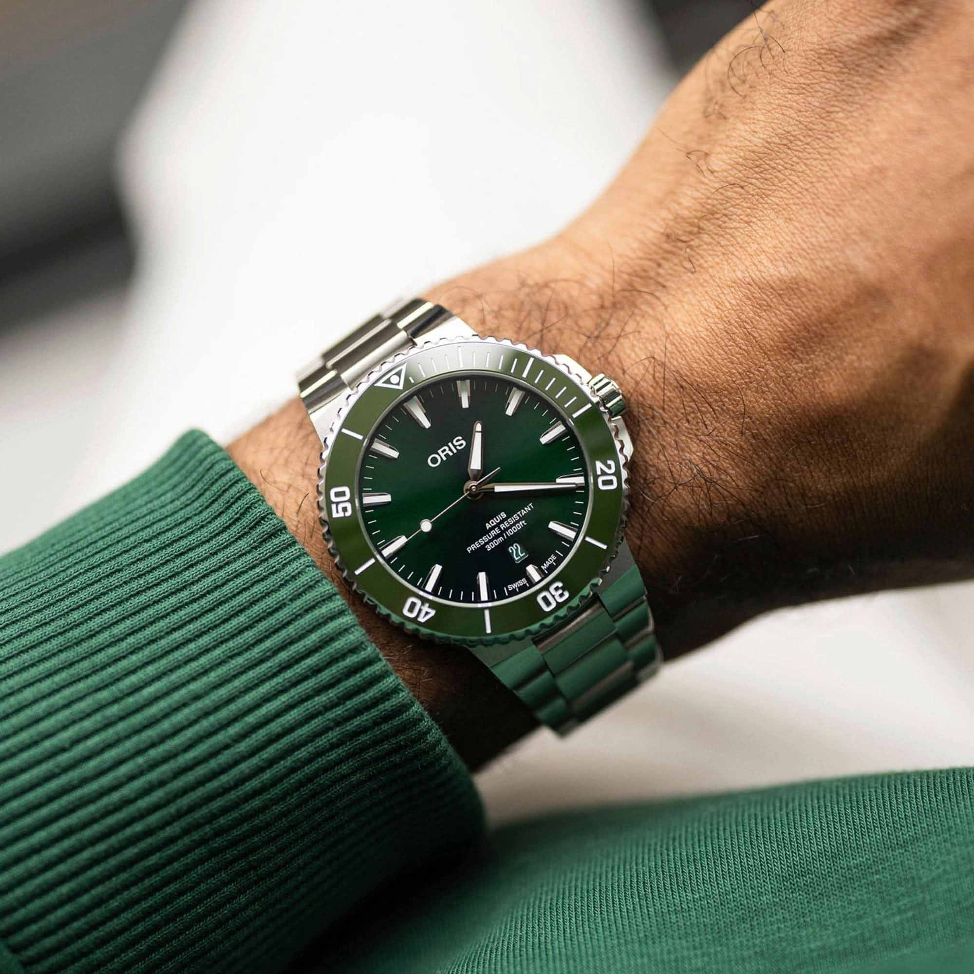 Oris Oris Aquis Date 01 733 7789 4157-07 8 23 04PEB , наручные мужские часы фото под углом